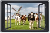 Tuinposter 120x80 cm - Tuindecoratie Doorkijk - Koe - Molen - Koeien - Weiland - Gras - Groen - Poster voor in de tuin - Buiten decoratie - Schutting tuinschilderij - Tuindoek muurdecoratie - Wanddecoratie balkondoek