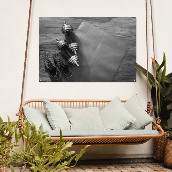 Affiche de jardin Les deux poids et chaussures de sport sont prêts pour le fitness - noir et blanc - 120x80 cm - Jardin