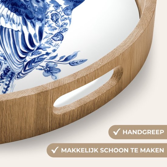 Detail van een rond houten dienblad met Delfts blauw vogeldecor en tekst 'Handgreep' en 'Makkelijk schoon te maken'.