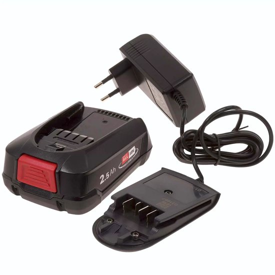 Zwarte Bosch 18V 2.5Ah accu met rode ontgrendelknop, laadstation en stekkeradapter.