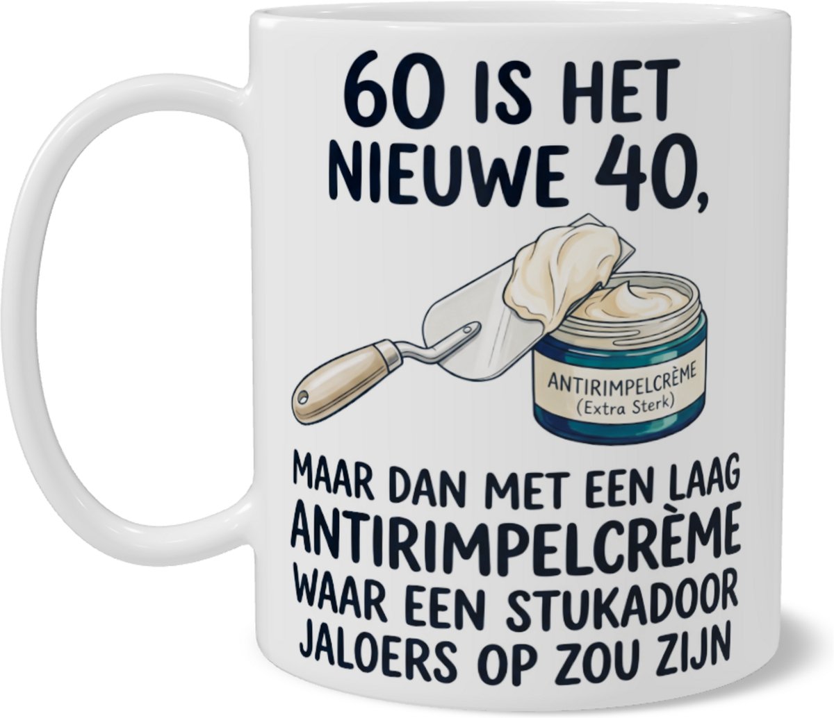 Grappige mok 60 jaar met tekst 60 is het nieuwe 40 maar dan met een laag antirimpelcrème waar een stukadoor jaloers op zou zijn - Cadeau voor zestigste verjaardag met illustratie van troffel en crème - Koffiemok thuiswerkplek