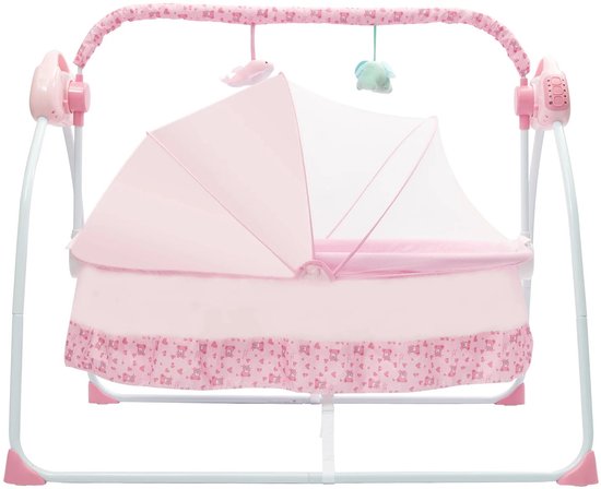 Roze babywieg met klamboe, mobiel en bloemenprint. Op witte achtergrond.