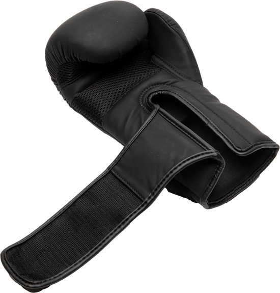 Zwarte bokshandschoen met klittenbandsluiting en mesh aan de binnenkant.