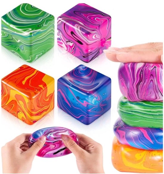 Vier kubusvormige squishy speelgoedjes met marmerpatroon in groen, paars, oranje en blauw. Twee handen houden een paars/blauwe squishy vast.