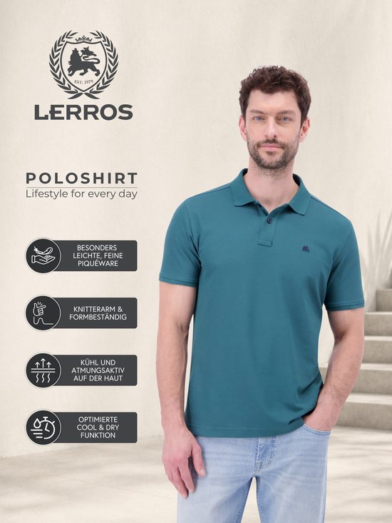Blauwe polo met donkerblauwe kraag en knopen, model met hand in zak