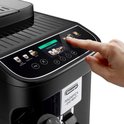 Een zwarte De'Longhi Magnifica Evo Next volautomaat met kleurendisplay. Vinger selecteert "Choose a drink".