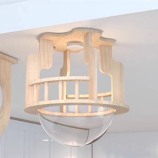 Houten klimstoestel voor katten met bolvormige transparante slaapplek, bevestigd aan het plafond.
