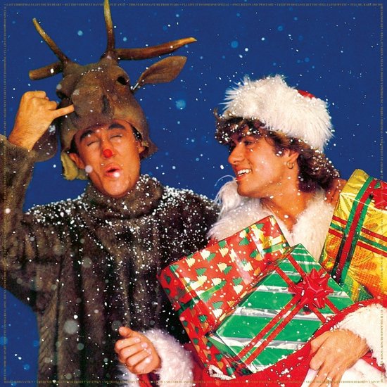 George Michael en een man met rendierkostuum en cadeaus onder de sneeuw.