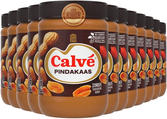 Twaalf potten Calvé Pindakaas met gedroogde pinda's op de voorkant.
