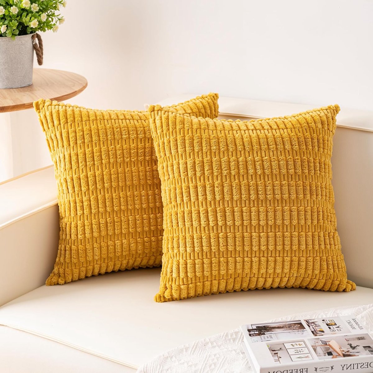 SKIEHAN Set van 2 decoratieve ribfluwelen kussenslopen - 45 x 45 cm (18x18 inch) - Zachte gestreepte kussenslopen - Modern boerderijhuisdecor - Voor bank, woonkamer, bed - effen kleur - Felgeel