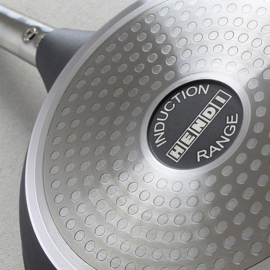 Fond d'une poêle à induction avec un motif circulaire et le logo HENDI INDUCTION RANGE.