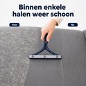 Rasoir bleu foncé enlevant efficacement les poils d'animaux d'un canapé en tissu gris.