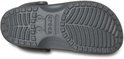 Semelle extérieure d'un sabot Crocs gris avec motif et indication de taille '7'.
