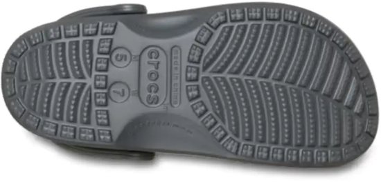 Semelle extérieure d'un sabot Crocs gris avec motif et indication de taille '7'.