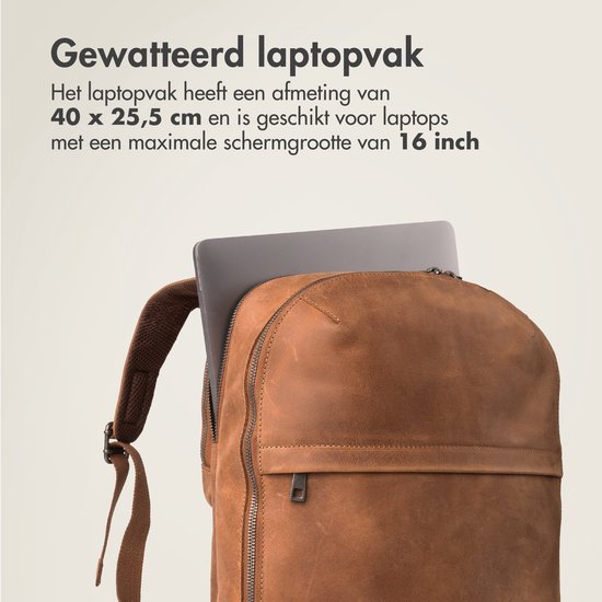 Bruine leren rugzak met een laptop erin, detail van de opening.