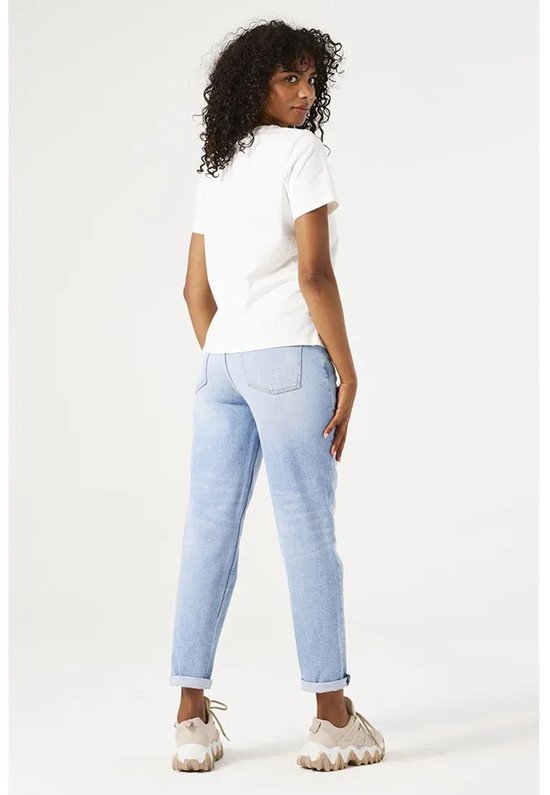 Achterkant van een model in een witte T-shirt en lichtblauwe mom fit jeans.