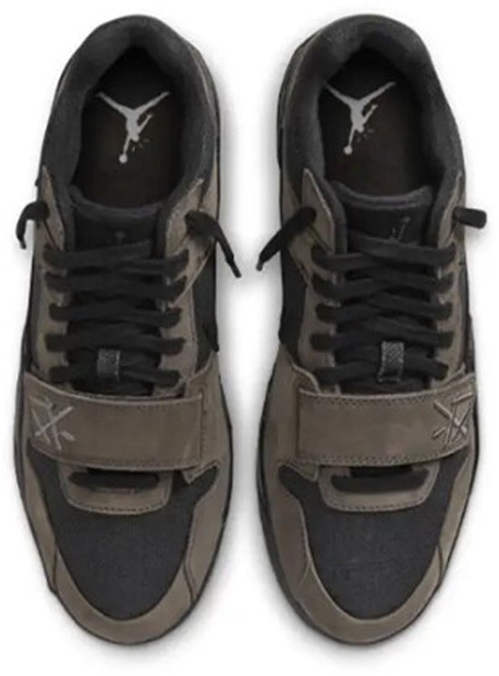 Bovenkant van Jordan Jumpman Jack TR 'Travis Scott Dark Mocha' sneakers in donkerbruin en zwart met zwarte veters en een Jordan Jumpman logo op de tong.
