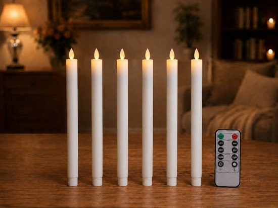 Zes witte dinerkaarsen met bewegende led-vlammen en een afstandsbediening op een houten tafel.