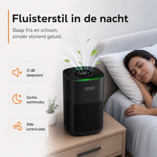 Zwarte luchtreiniger met groen verlicht display, naast slapende vrouw en baby. Toont fluisterstil 21 dB en zachte nachtmodus.