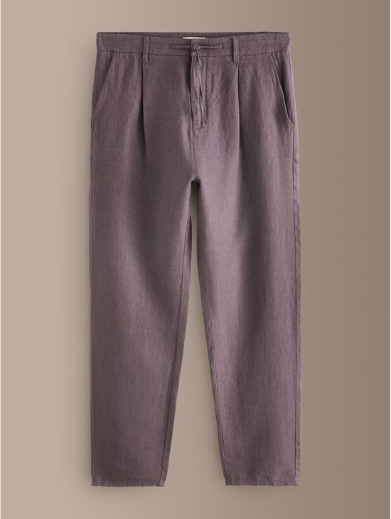 Paarse linnen chino met plooien, elastische tailleband en touwtjesluiting, zwevend.