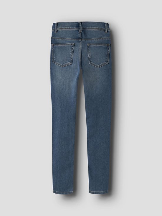 Achterkant van een spijkerbroek in een medium blauwe denimstof met lichte verouderingseffecten.