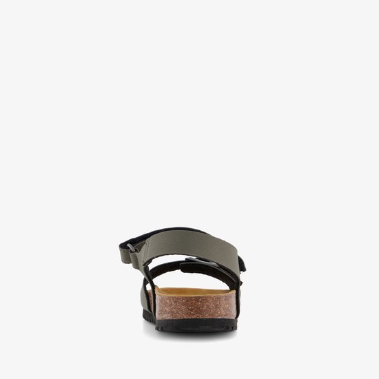 Achterzicht van groene sandalen met klittenbandsluiting.
