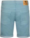 Achterkant lichtblauwe korte broek met opgerolde zoom en een leren label.