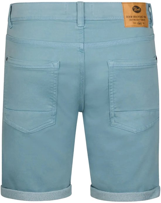 Achterkant lichtblauwe korte broek met opgerolde zoom en een leren label.