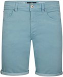 Lichtblauwe korte broek met vijf zakken en opgerolde zoom.