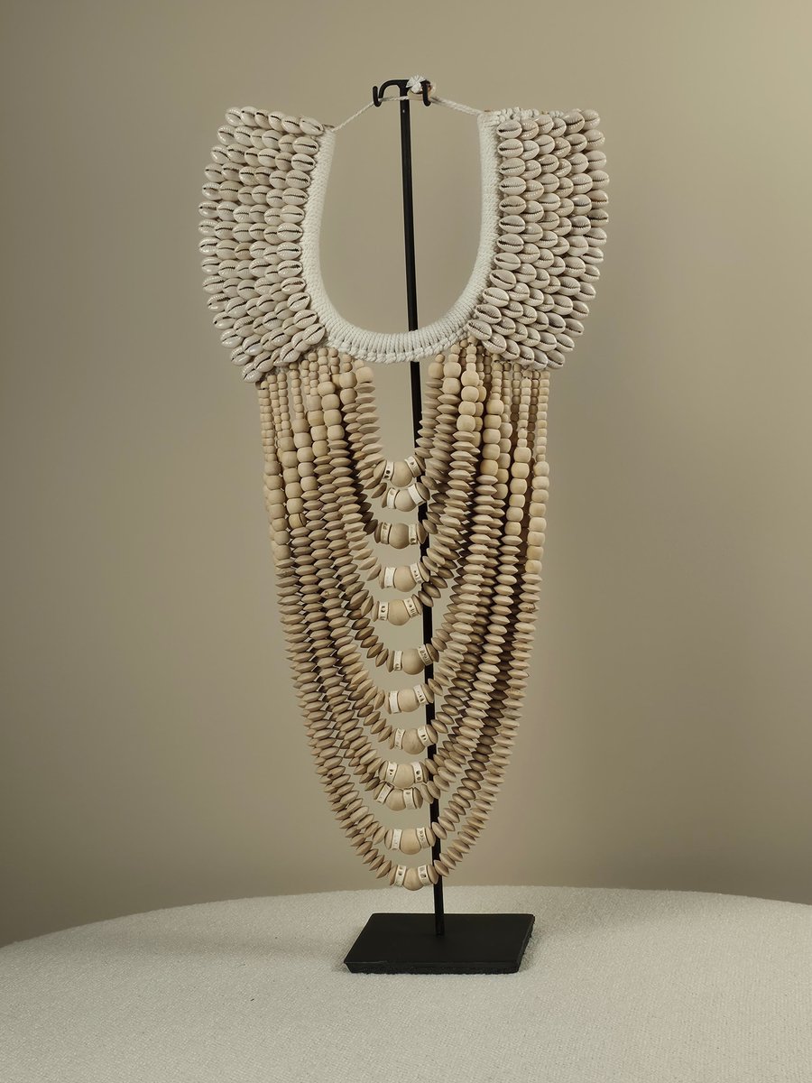Blitzdeco - Schelpen Ketting - James - Aardse Warmte - Beige - Handgeregen op Standaard