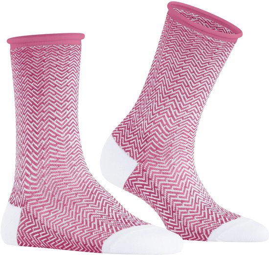 Paar roze sokken met wit visgraatpatroon, witte teen- en hielstukken en roze boorden.