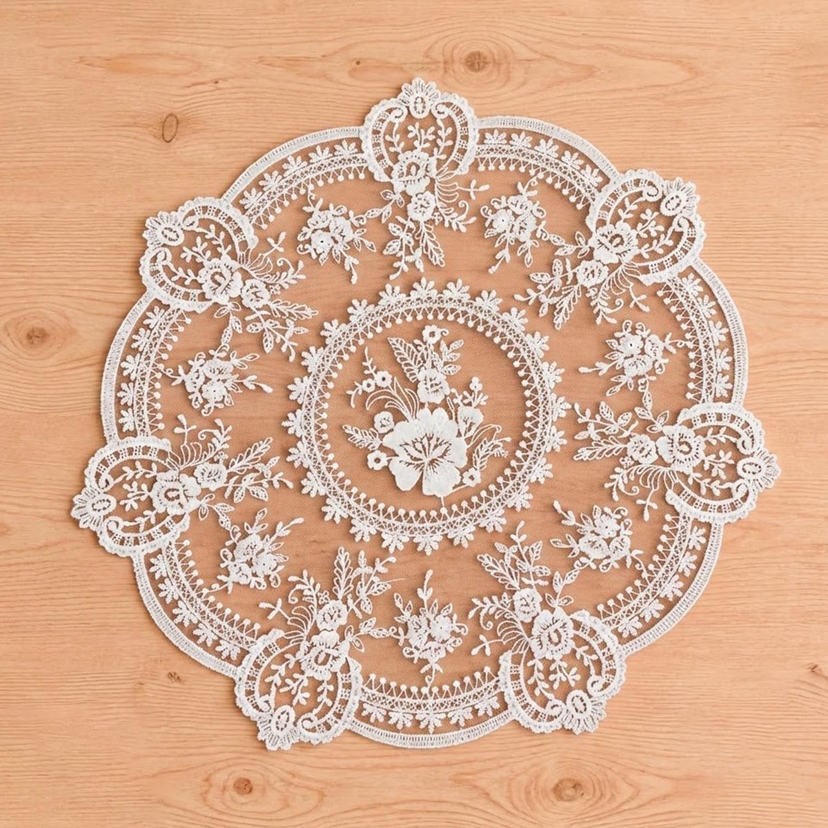 Placemat - Antislip Placemat - Onderzetter - Afneembare placemat - 4-Delige Kanten Placemats Set Rond - 32x32cm - Wit Handgehaakt Geborduurd Tafelkleedje - Frans Retro Decoratie voor Eettafel, Bruiloft en Feesten