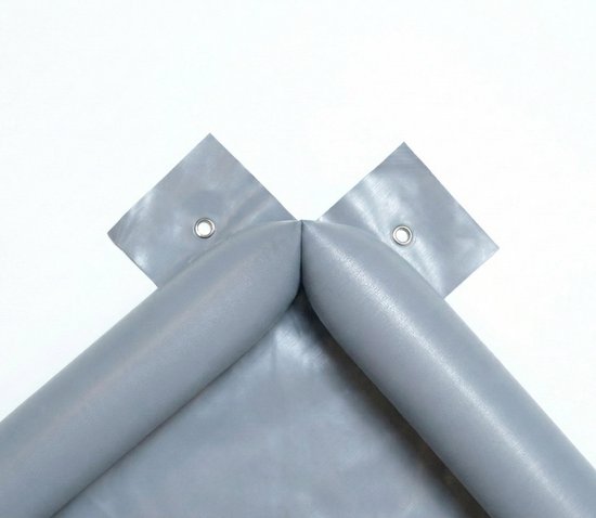 Detail van de hoek van een grijs grondzeil met opblaasbare rand en bevestigingsoog.