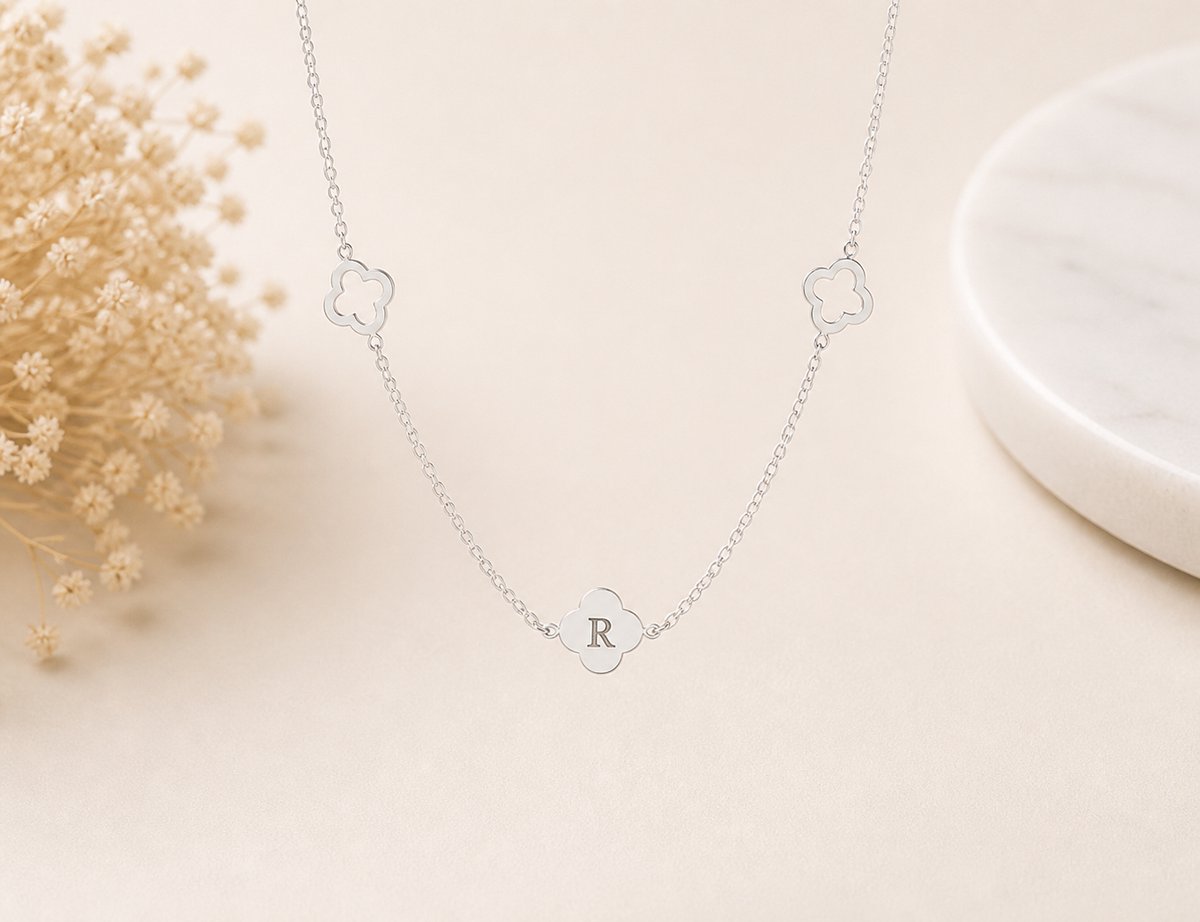 Ketting Maud Zilver gepersonaliseerd sieraad met letter gegraveerd, leuk persoonlijk cadeau voor moeder, vrouw of vriendin.