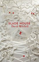 Boekomslag van 'Slade House' van David Mitchell, met een wit papieren sculptuur van een spookachtig huis met rode ramen, omringd door takken en kleine herten.