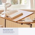 Houten bedtafel met verstelbare zijkanten, een opstaande rand en een lamp met vergrootglas.