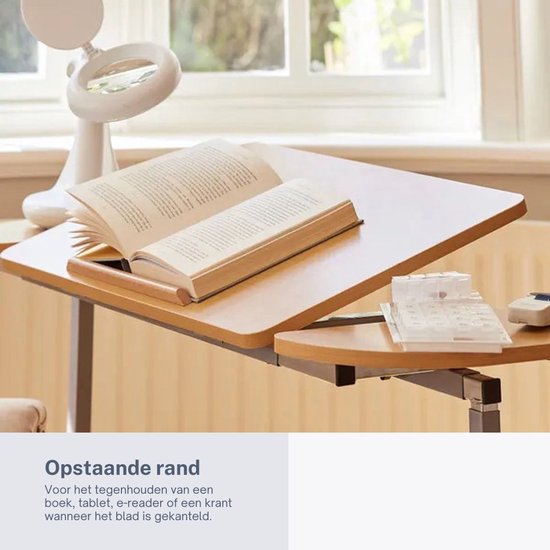 Houten bedtafel met verstelbare zijkanten, een opstaande rand en een lamp met vergrootglas.