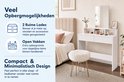 Witte kaptafel met spiegel, lades en open vakken, naast een bed in een slaapkamer.
