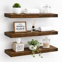Drie houten wandplanken: Bovenste met plant, handdoek en watten. Middelste met decoratie en handdoek. Onderste met tissues, plant en wattenstaafjes.
