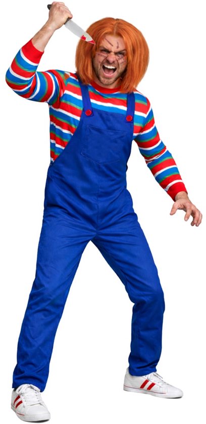 Persoon in een pop-kostuum met oranje haar, gestreept shirt, blauwe tuinbroek en bloederig speelgoedmes.