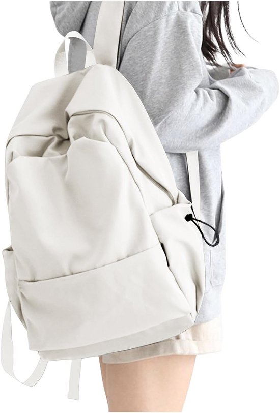 Een persoon met een grijze hoodie draagt een witte rugzak.