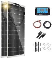 Set van twee flexibele zonnepanelen met bijbehorende laadregelaar, kabels en connectoren.