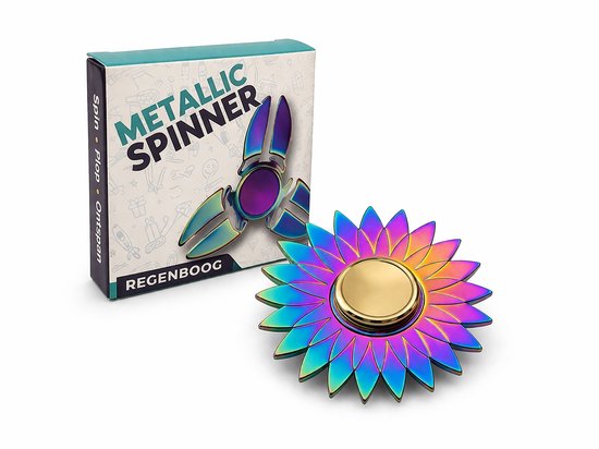 Bloemvormige metallic spinner met regenboogkleurige bladen en een gouden middenstuk, naast de verpakking.