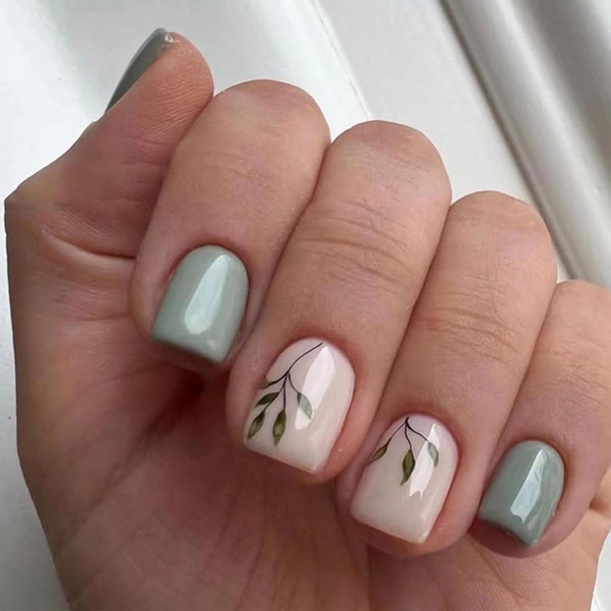 Korte Vierkante Kunstnagels met Ontwerpen in Groene Bladeren - 24 Stuks Sea Green Acryl Nagels voor een Trendy Look