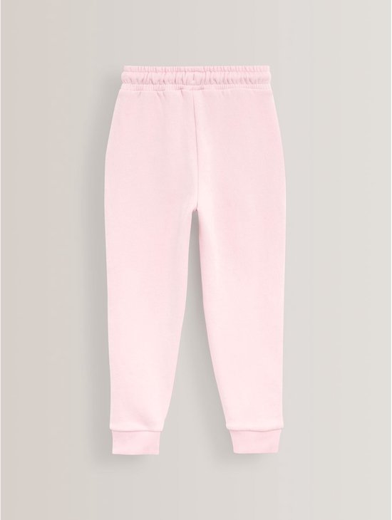 Een roze joggingbroek met elastische tailleband.