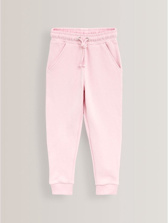 Een roze joggingbroek met trekkoord, elastische tailleband en zakken.