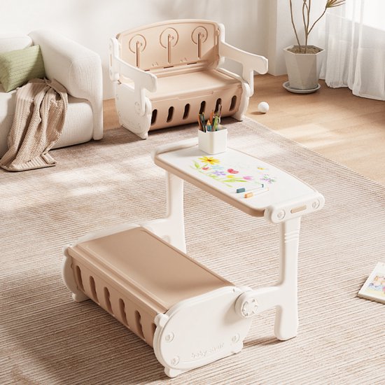 Beige kinderbureau en bankje in woonkamer. Bureau met tekentafel, bankje in omgekeerde modus.