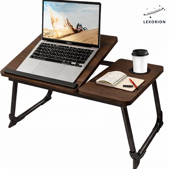 Donkerbruin verstelbaar bureau met laptop, bekerhouder en notitieboek.
