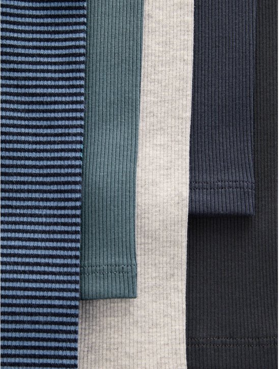 Detail van geribbelde leggings in blauw gestreept, groen, grijs en donkerblauw.