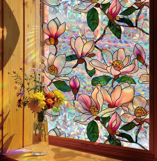 Raamfolie met gedetailleerde magnolia bloemen, bloesems en bladeren, creëert een gekleurd lichteffect.